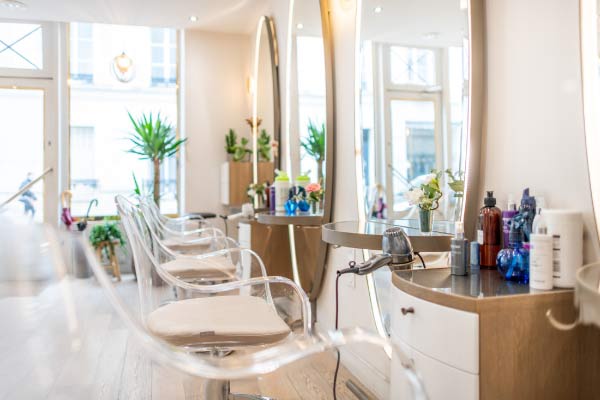 poste-de-coiffure-yoni-paris7 Asseyez-vous et choisissez un coiffeur visagiste à Paris 7